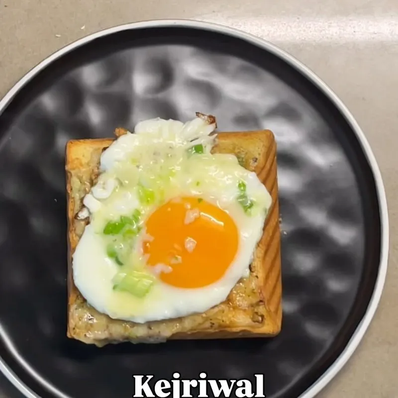 Kejriwal, a fried egg on chilli cheese toast